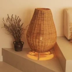 Newgarden Tischleuchte Rattan 72 cm Dreibein Kabel Stecker E27< Wohnzimmerlampen|Stehlampen