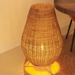 Newgarden Tischleuchte Rattan 72 cm Dreibein Kabel Stecker E27< Wohnzimmerlampen|Stehlampen