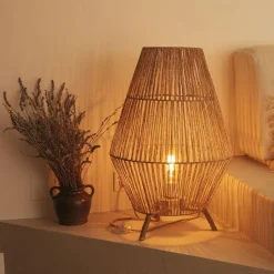 Newgarden Tischleuchte Rattan H: 72 cm E27 groß Dreibein Boho< Wohnzimmerlampen|Stehlampen