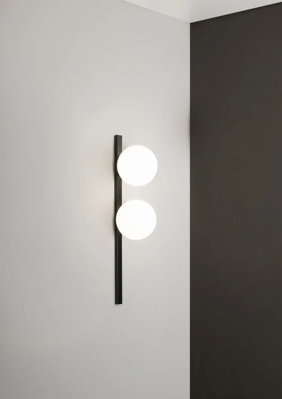 Eco-Light Wandlampe Schwarz Weiß Glaskugel E14 H:60 cm 2-flammig< Wohnzimmerlampen|Glaslampen