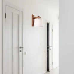 Lamkur Wohnliche Wandleuchte BEVERELY in Braun Flur< Wandleuchten|Moderne Lampen